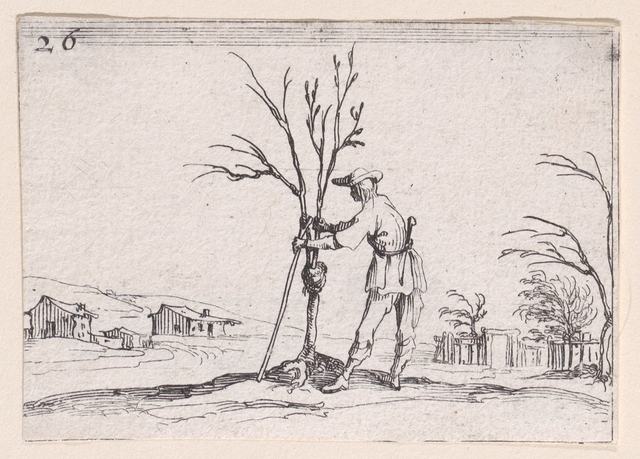 Ets van een tuinman die een jonge boom snoeit, met huisjes op de achtergrond